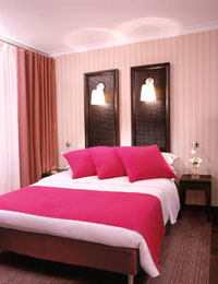 Standard single with city view, french bed, and private facilities (bath and shower)
